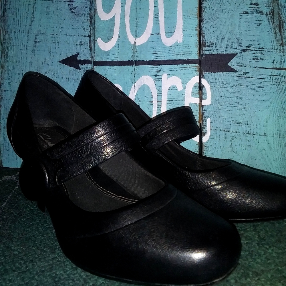 Like NEW Clark's size 8